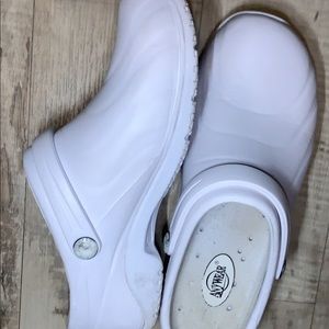 Nursing shoes
